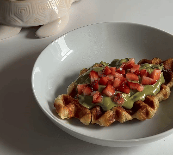 Jagode, matcha in bela čokolada: To je naš novi najljubši (in zelo preprost) recept