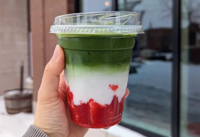 Ledena matcha s jagodama