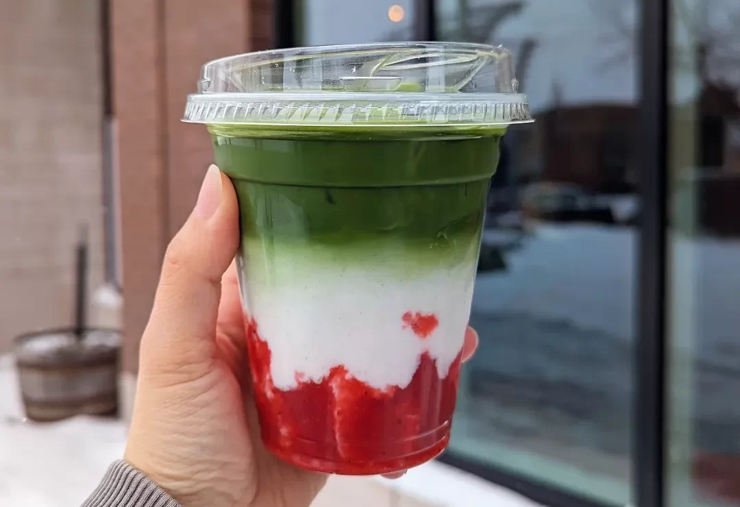 Ledena matcha z jagodami ostaja najbolj priljubljena poletna pijača. Imamo recept!