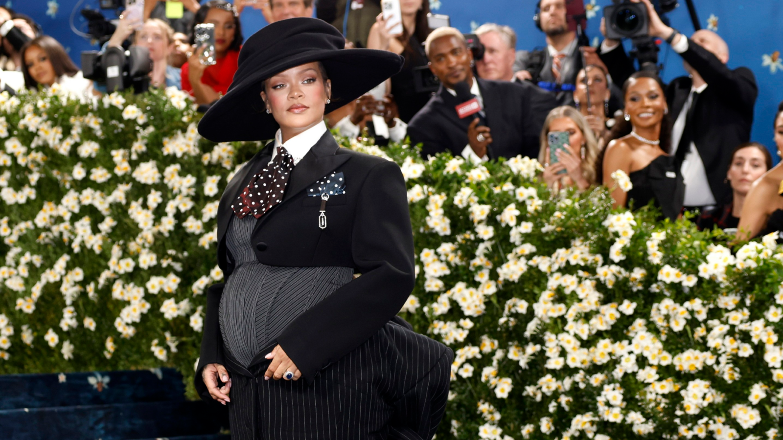Rihanna je noseča! Pevka je razkrila, da z A$AP Rockyjem pričakujeta tretjega otroka – in to večer pred Met Galo
