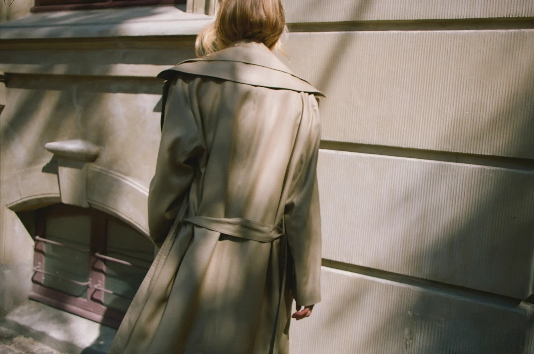 Postavite to znamko na radar: Róhe je nizozemska modna hiša, ki uteleša slog Carolyn Bessette-Kennedy