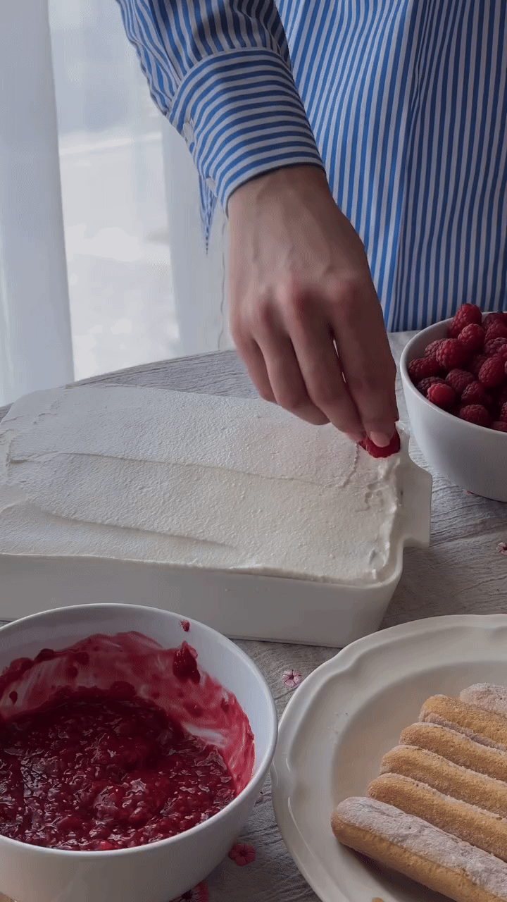 Priljubljena sladica na nekoliko drugačen način: predstavljamo recept za tiramisu z malinami