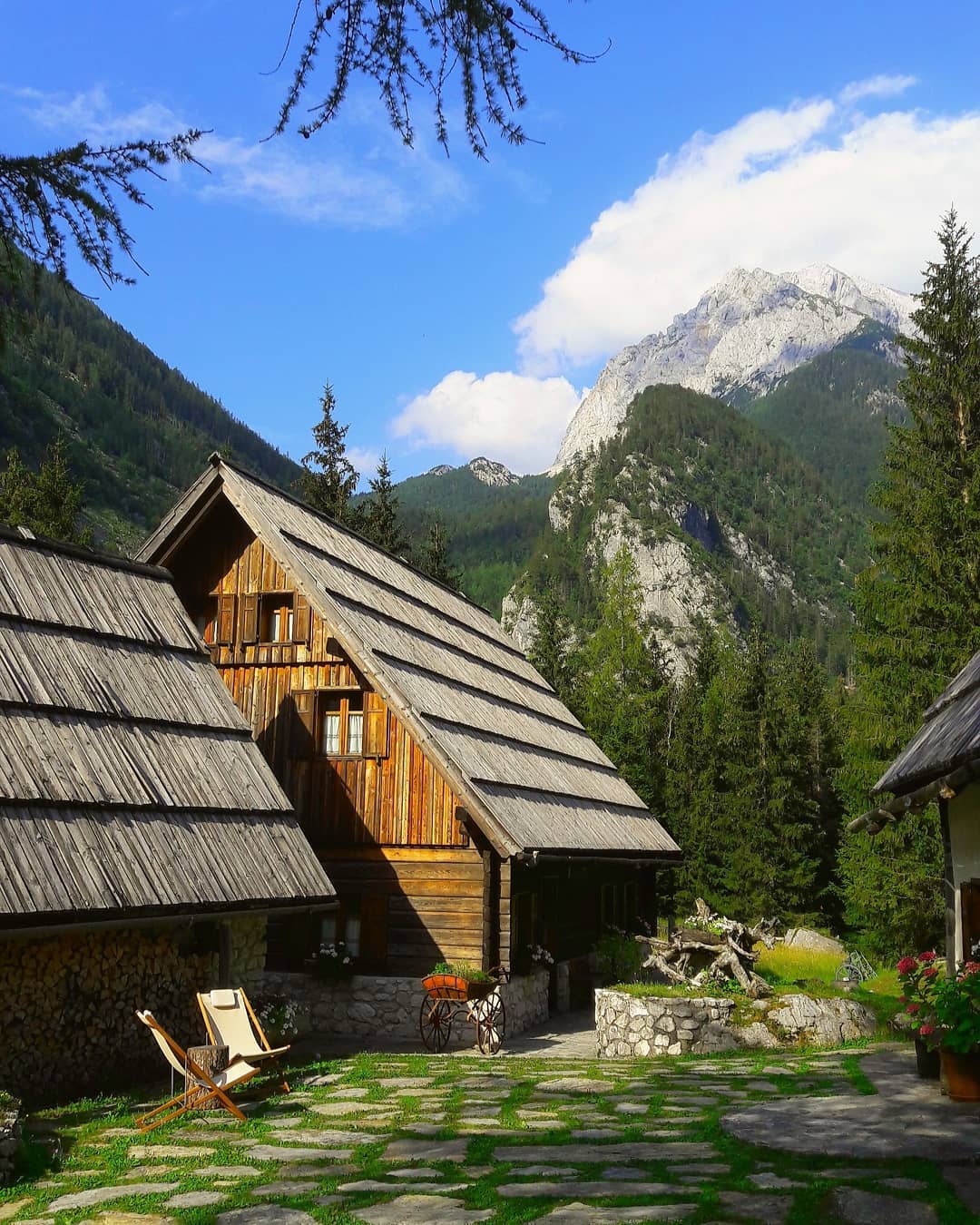 Slovenski “Tirol”, kot iz starih razglednic: kraj, kjer med zelenimi pašniki in lesenimi hišami najdete spokojnost in nostalgijo