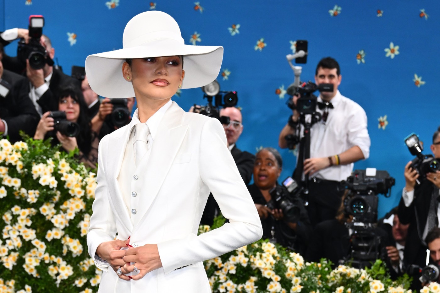 Met Gala pod žarometi: Rihanna z nosečniškim trebuščkom, Demi Moore v ekstravagantni opravi, Zendaya v brezčasni beli eleganci