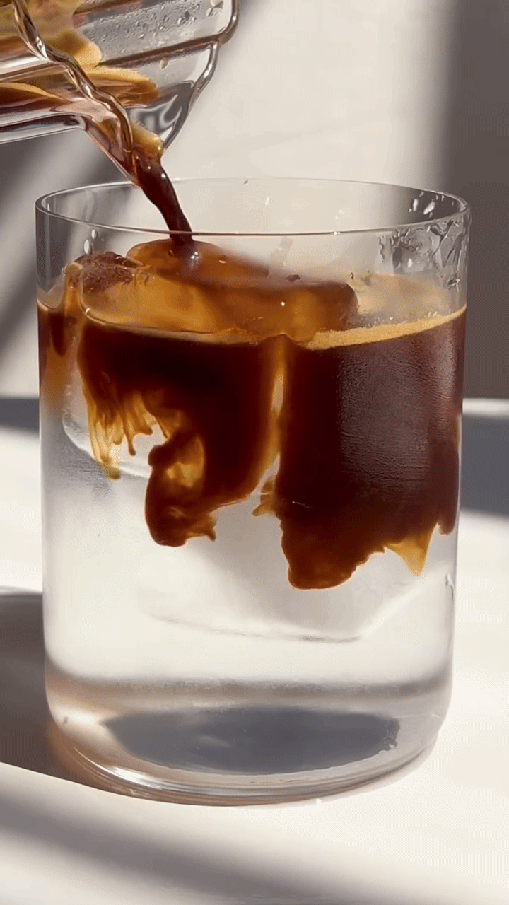Ste že poskusili Espresso Tonic? Priljubljenost te osvežilne pijače iz leta v leto narašča