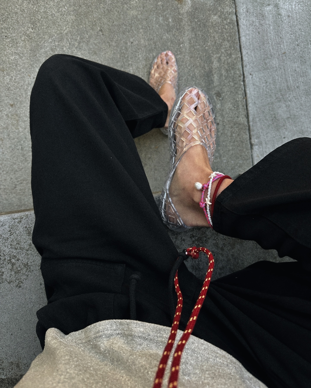Če gre soditi po iskalnikih, so gumijasti “jelly” sandali znova dočakali svojih pet minut slave