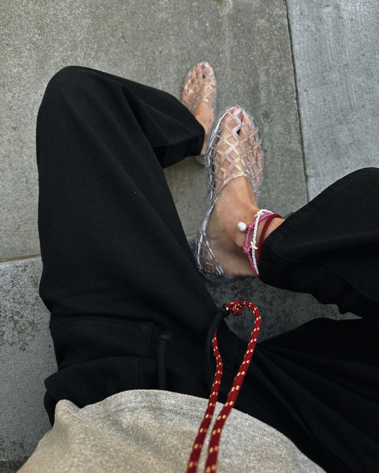 Če gre soditi po iskalnikih, so gumijasti “jelly” sandali znova dočakali svojih pet minut slave