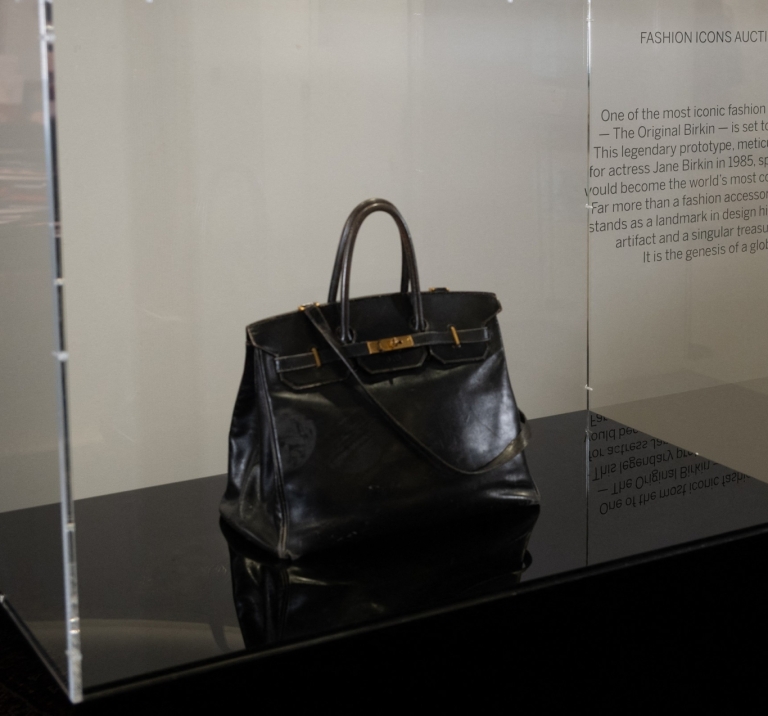 Originalna Hermèsova torbica, ki jo je nosila legendarna Jane Birkin, je bila prodana za 8,6 milijonov evrov