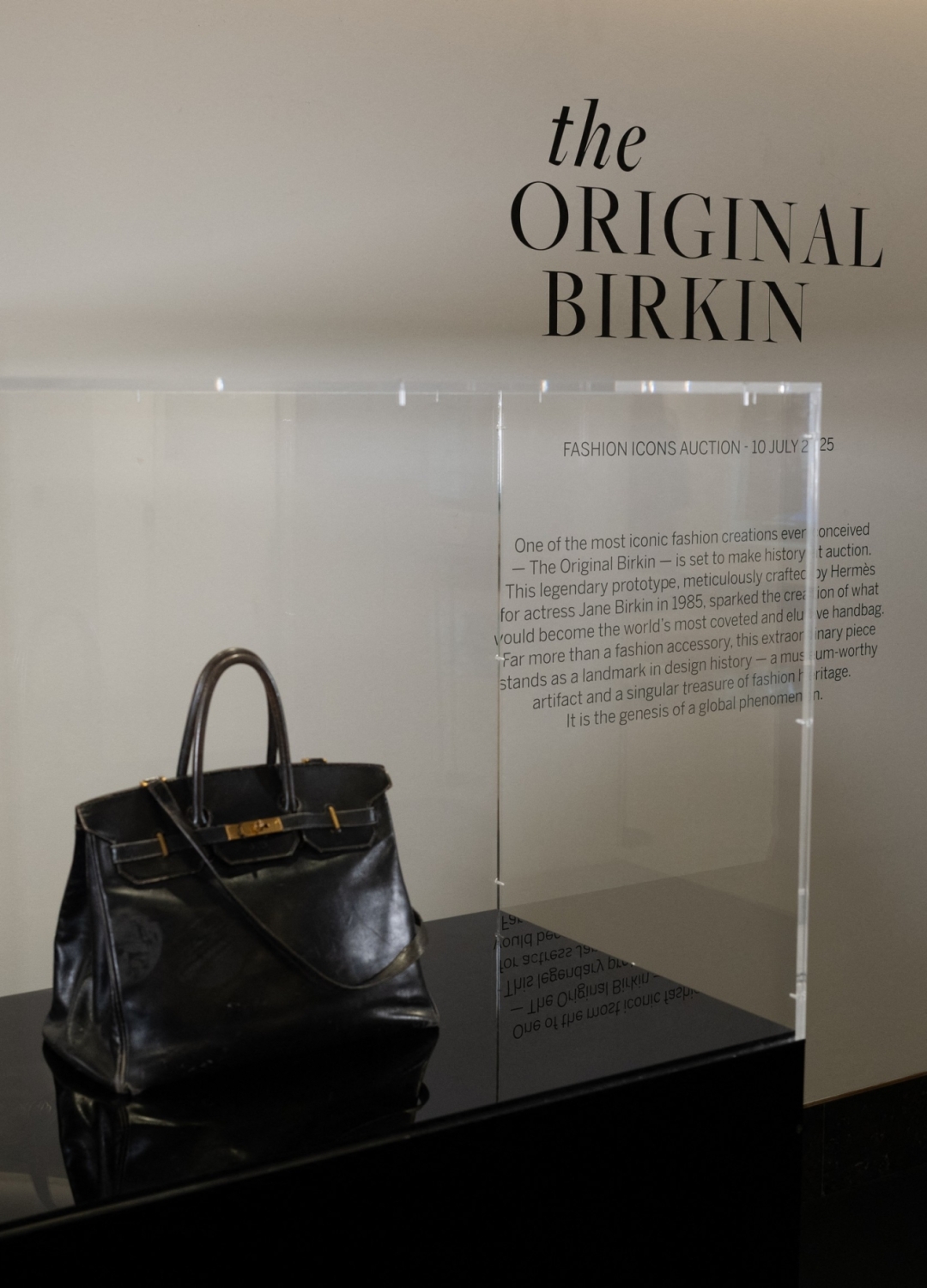 Originalna Hermèsova torbica, ki jo je nosila legendarna Jane Birkin, je bila prodana za kar 7 milijonov evrov