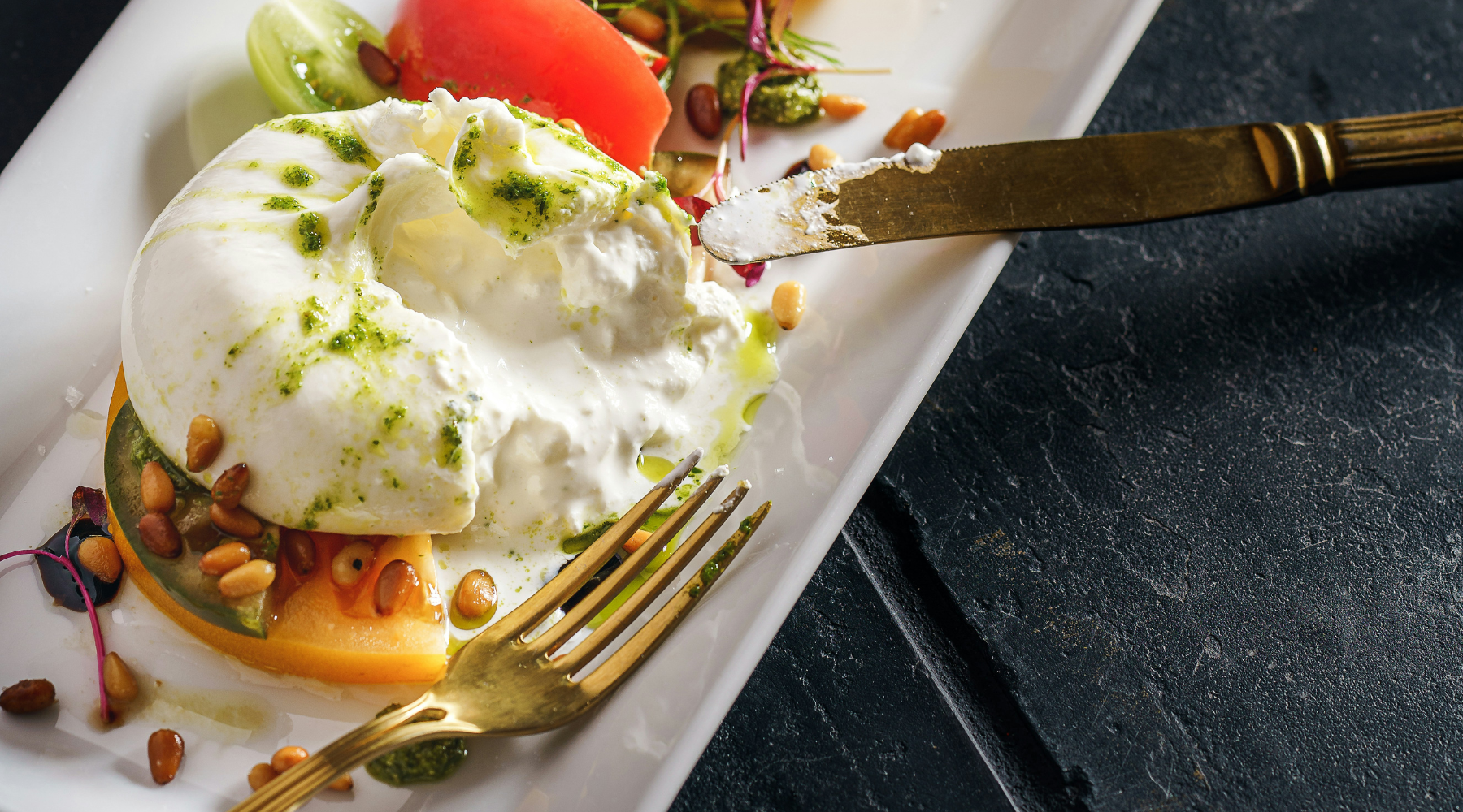 Mocarela ali burrata? To je razlog, zakaj to poletje izbiramo obe