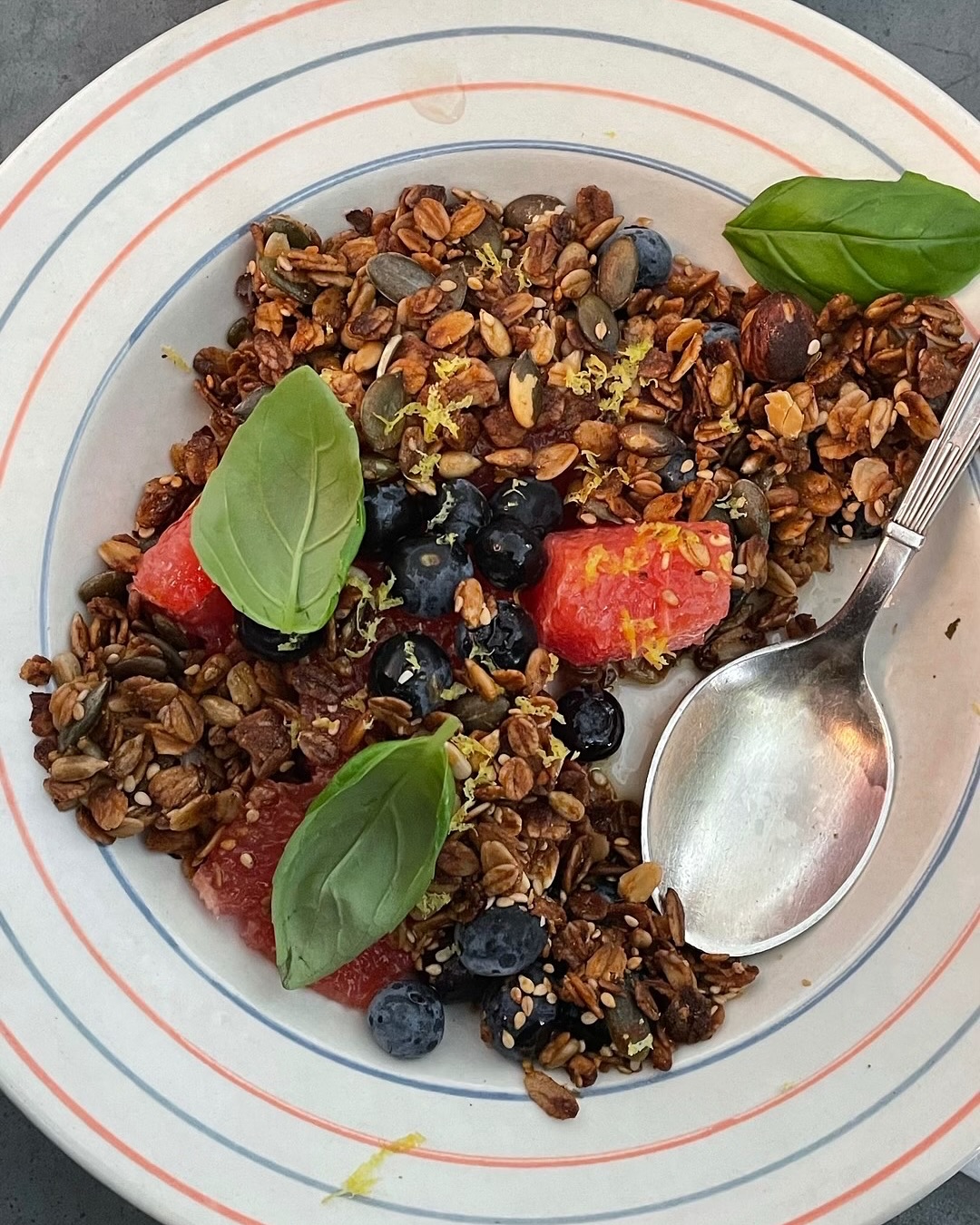 Imamo recept za popoln poletni zajtrk: Grški jogurt, sadje in meta