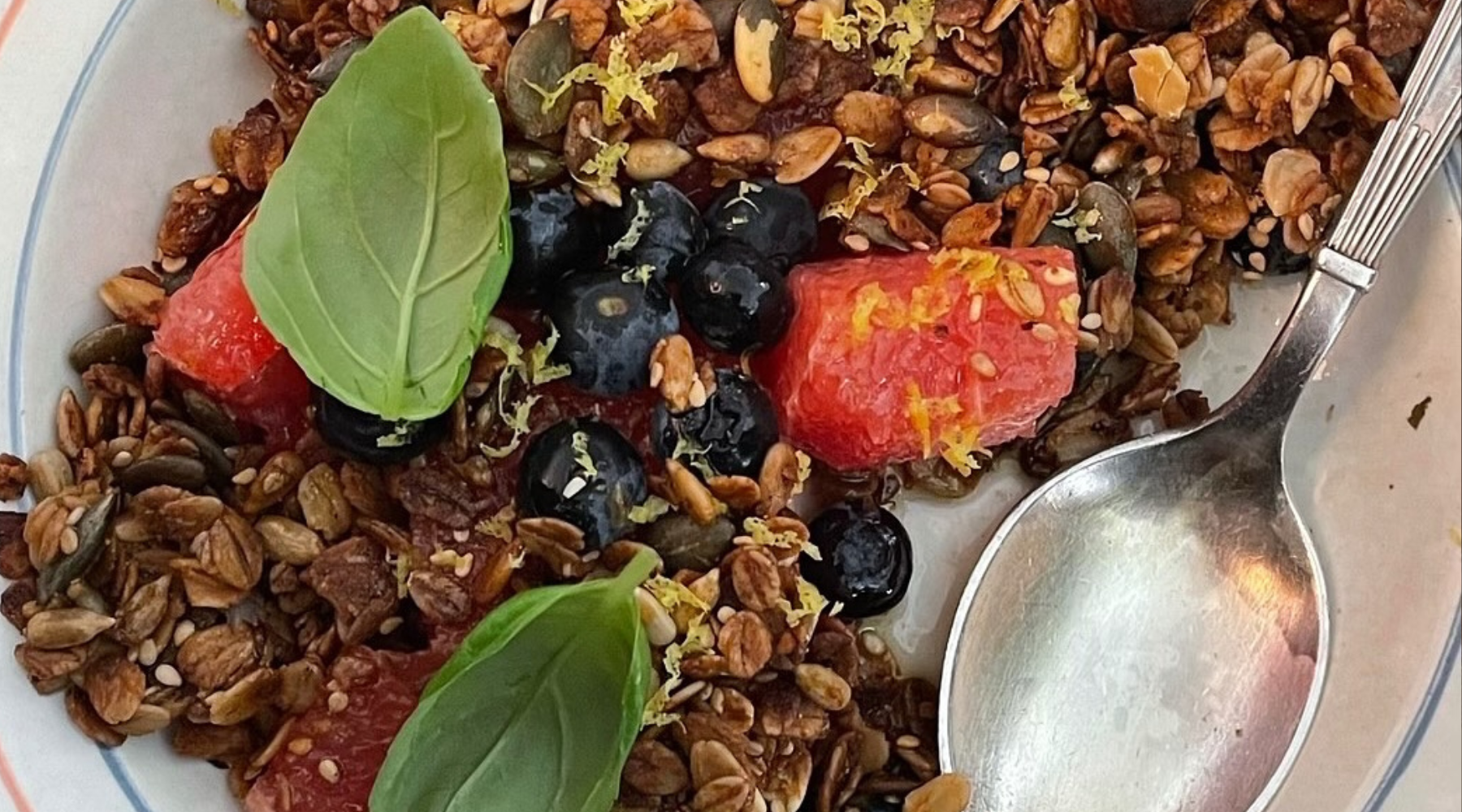 Imamo recept za popoln poletni zajtrk: Grški jogurt, sadje in meta