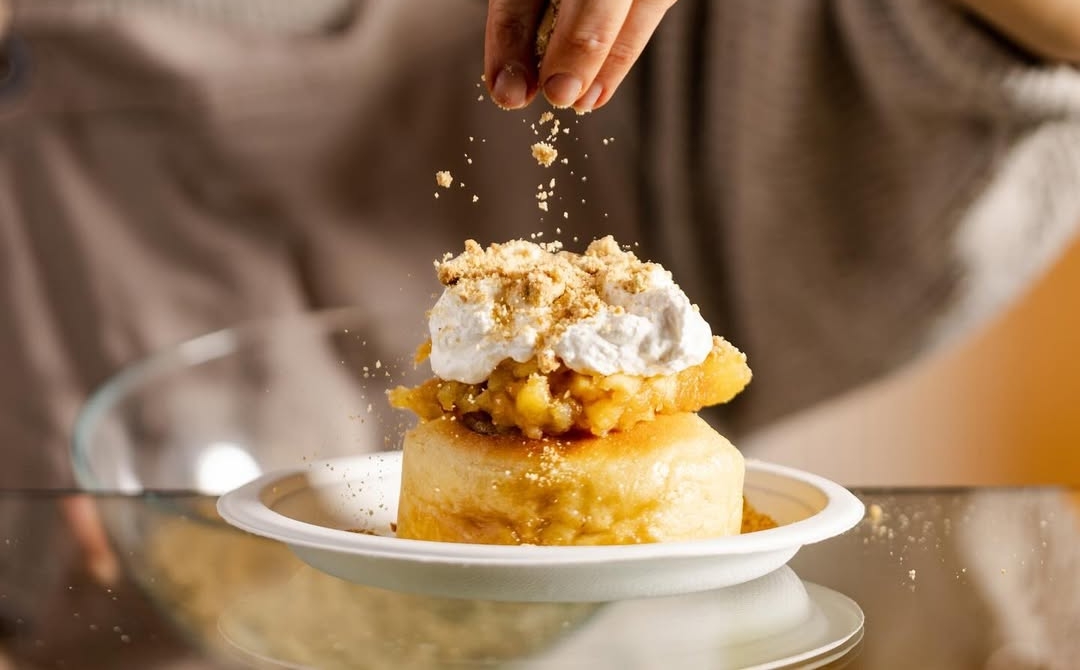 Nova viralna sladica, ki jo želijo poskusiti vsi, “hot doughnut pudding” združuje najboljše iz dveh sladic