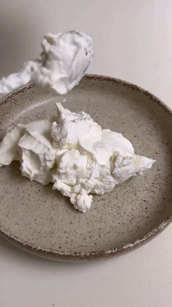 Pomaka iz rikote, mandljev in oliv je vse, kar potrebujemo za poletne večere, tukaj je hiter recept