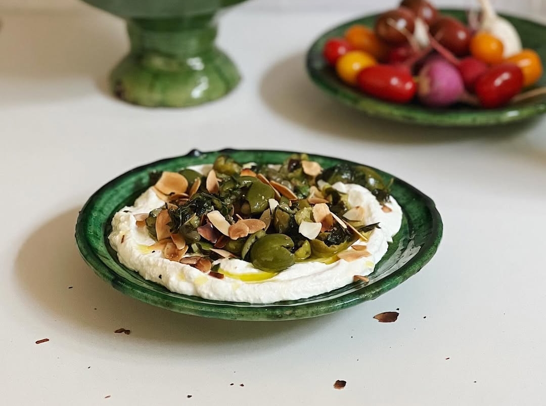Pomaka iz rikote, mandljev in oliv je vse, kar potrebujemo za poletne večere, tukaj je hiter recept