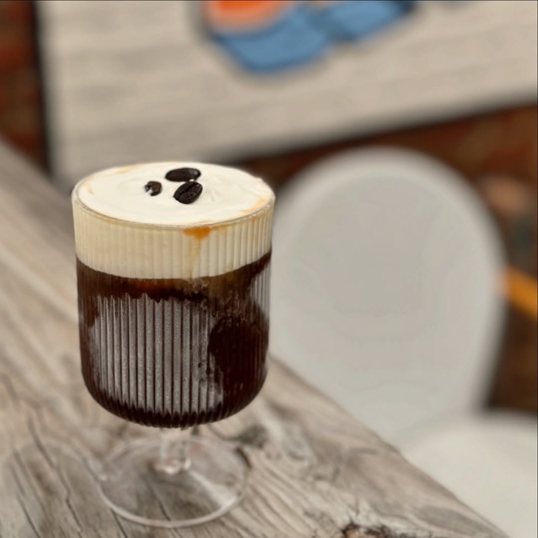 Zamrznjen espresso z vanilijevo kremo – nova sladica, ki popolno združi ledeno kavo in sladko razvajanje