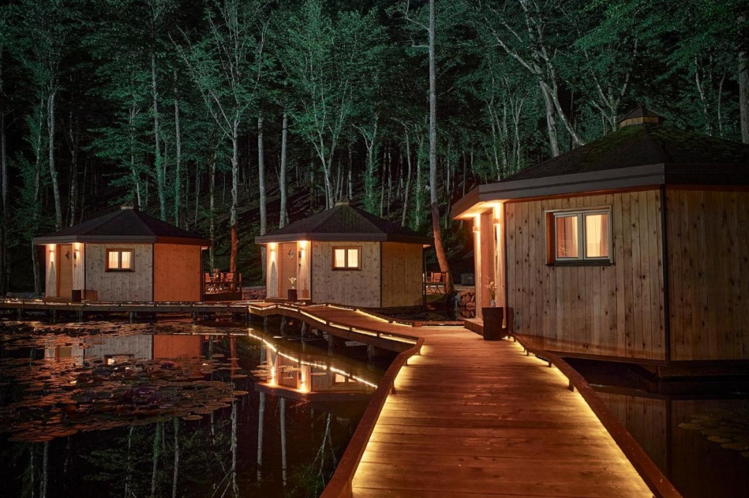 Glamping na vodi: pravljično doživetje v objemu narave blizu Nove Gorice