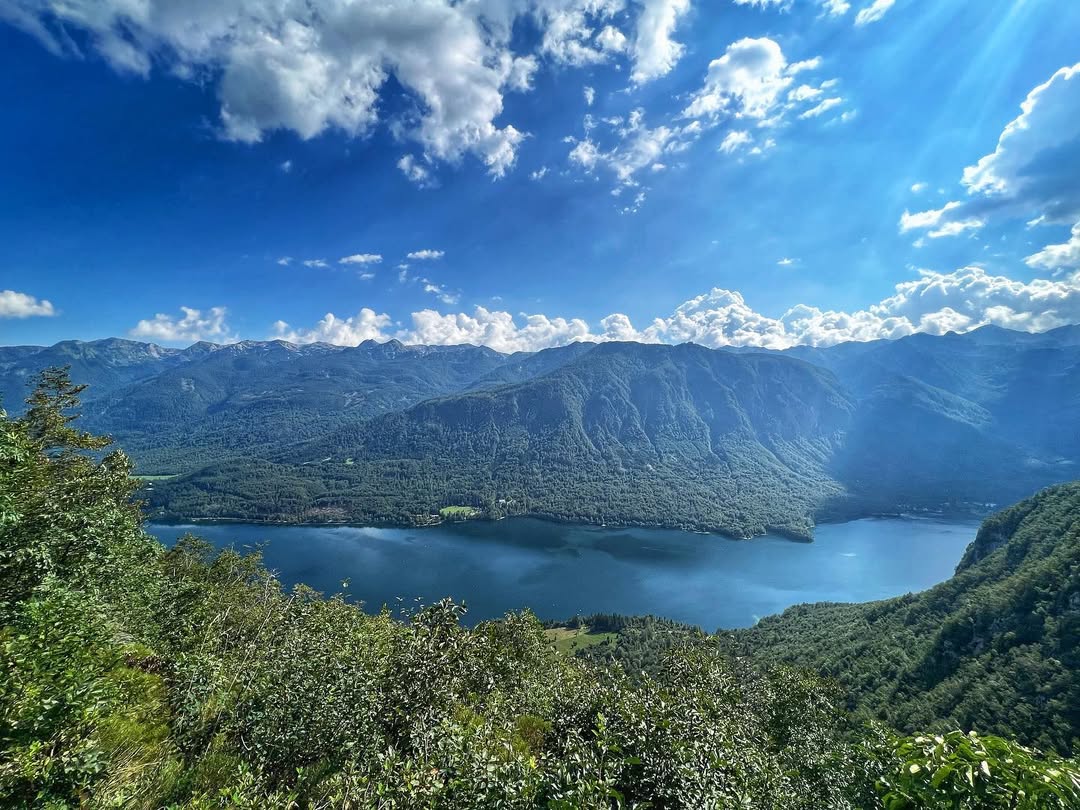 Tja, kjer se hribi odprejo nad modrino jezera: Vzpon na razgledno točko nad Bohinjem, do katere vodi gozdna pot