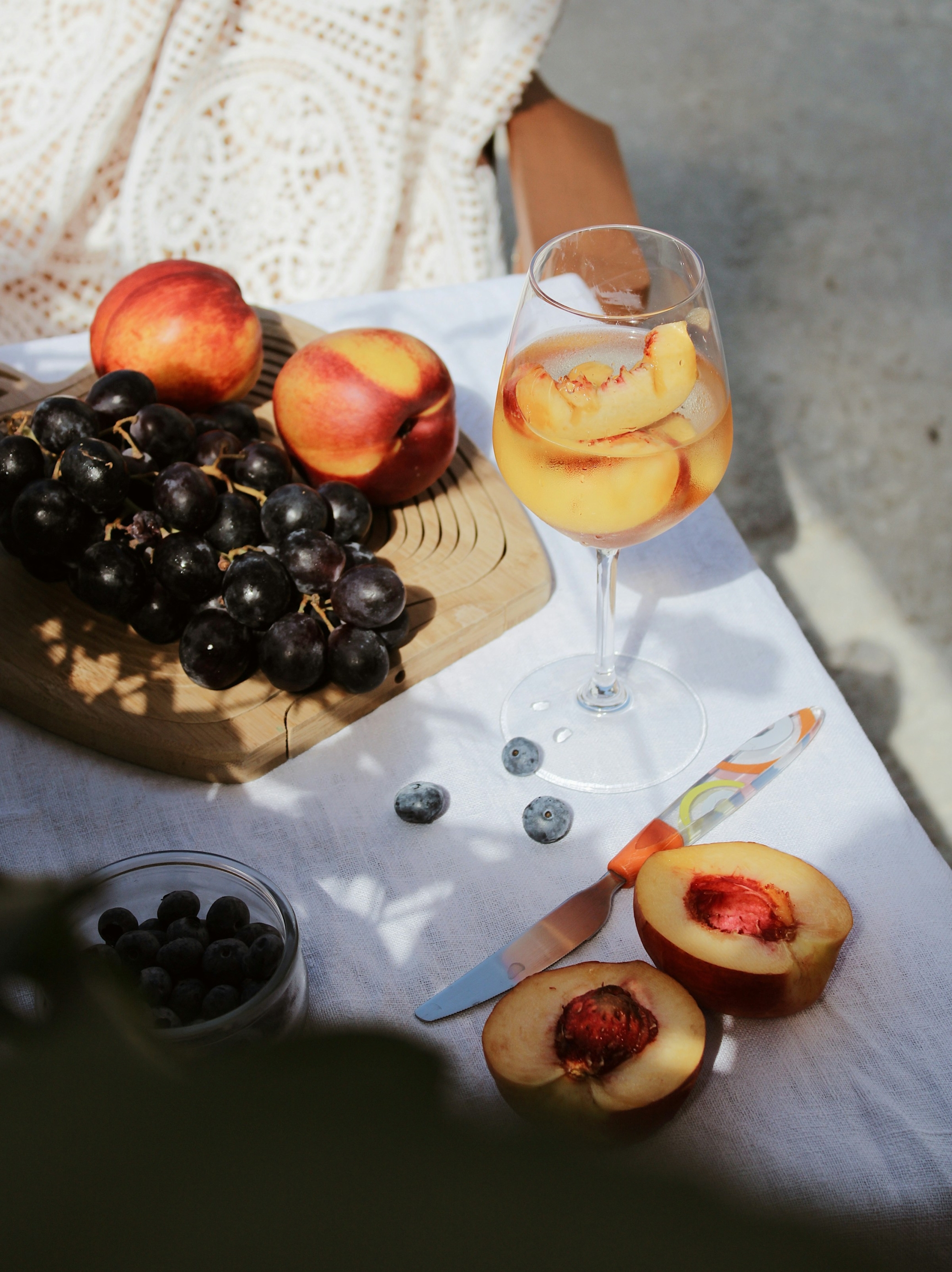 Italijani jo obožujejo – pesche al vino je najpreprostejša sladica poletja