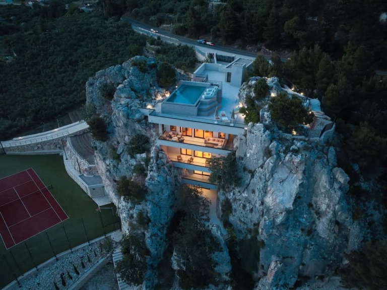 Ste mislili, da gre za AI? Ne, ta vila resnično raste iz skale in se nahaja nad Makarsko riviero