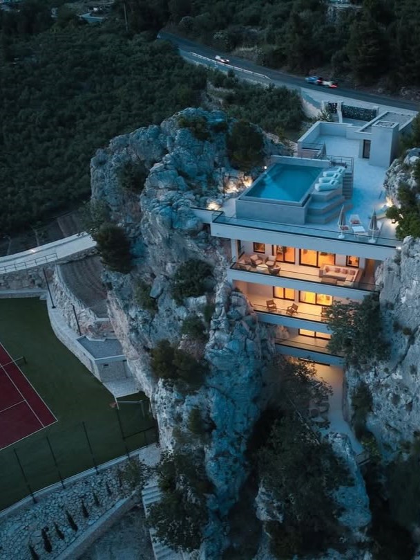 Ste mislili, da gre za AI? Ne, ta vila resnično raste iz skale in se nahaja nad Makarsko riviero