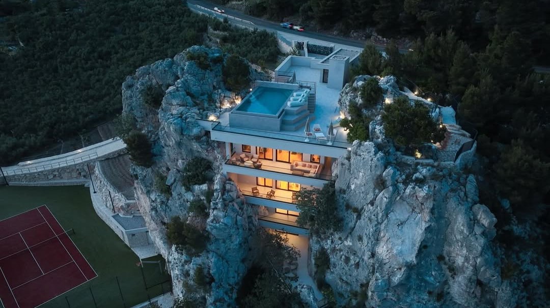 Ste mislili, da gre za AI? Ne, ta vila resnično raste iz skale in se nahaja nad Makarsko riviero