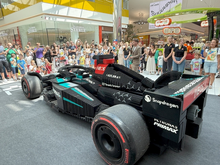 LEGO® replika dirkalnika Mercedes-AMG F1® W15 v naravni velikosti