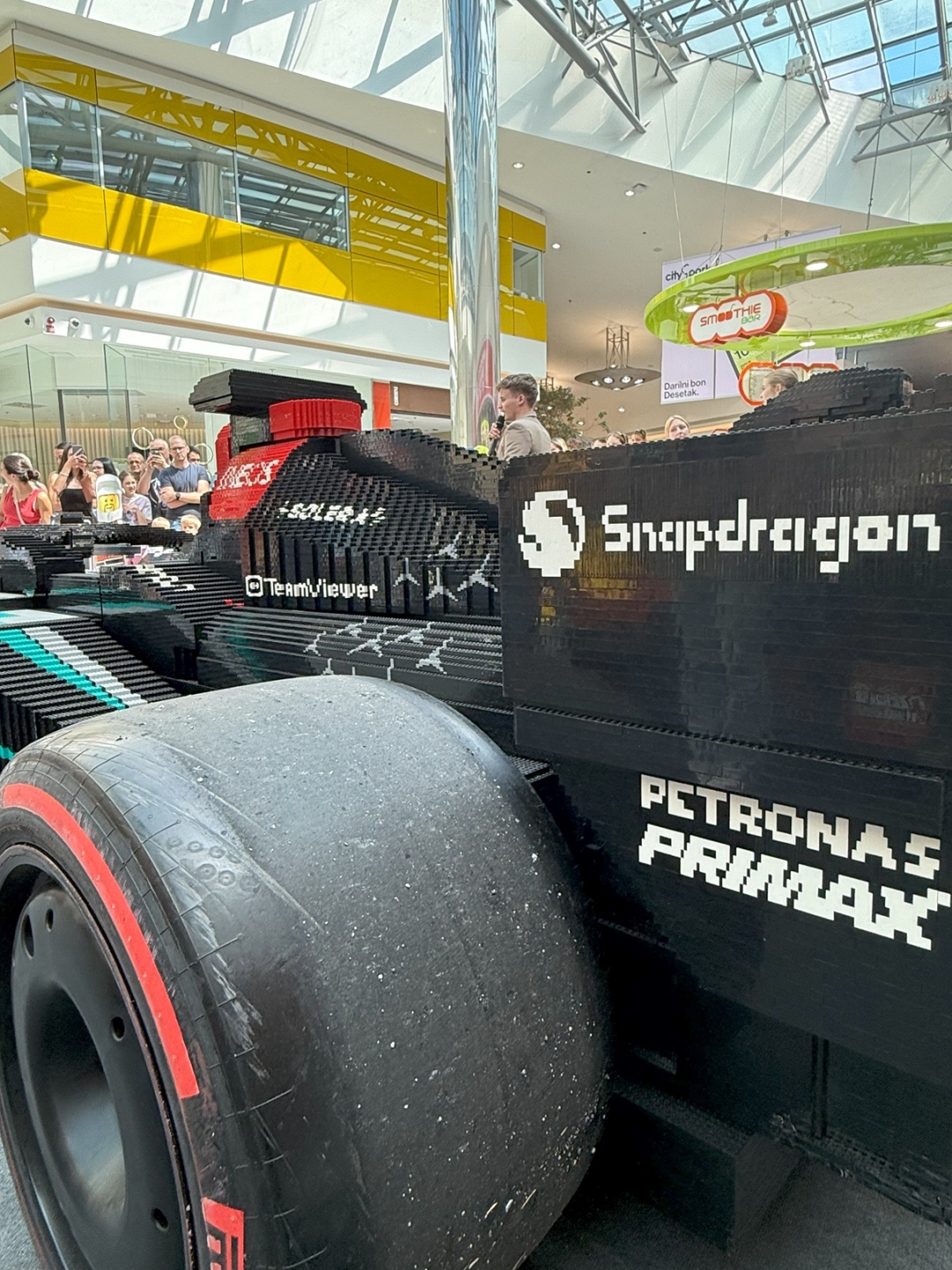 LEGO® replika dirkalnika Mercedes-AMG F1® W15 v naravni velikosti