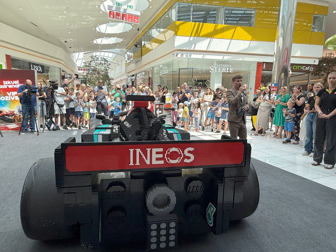 LEGO® replika dirkalnika Mercedes-AMG F1® W15 v naravni velikosti