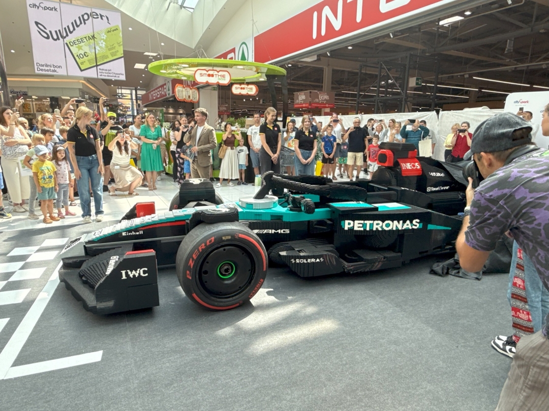 LEGO® replika dirkalnika Mercedes-AMG F1® W15 v naravni velikosti