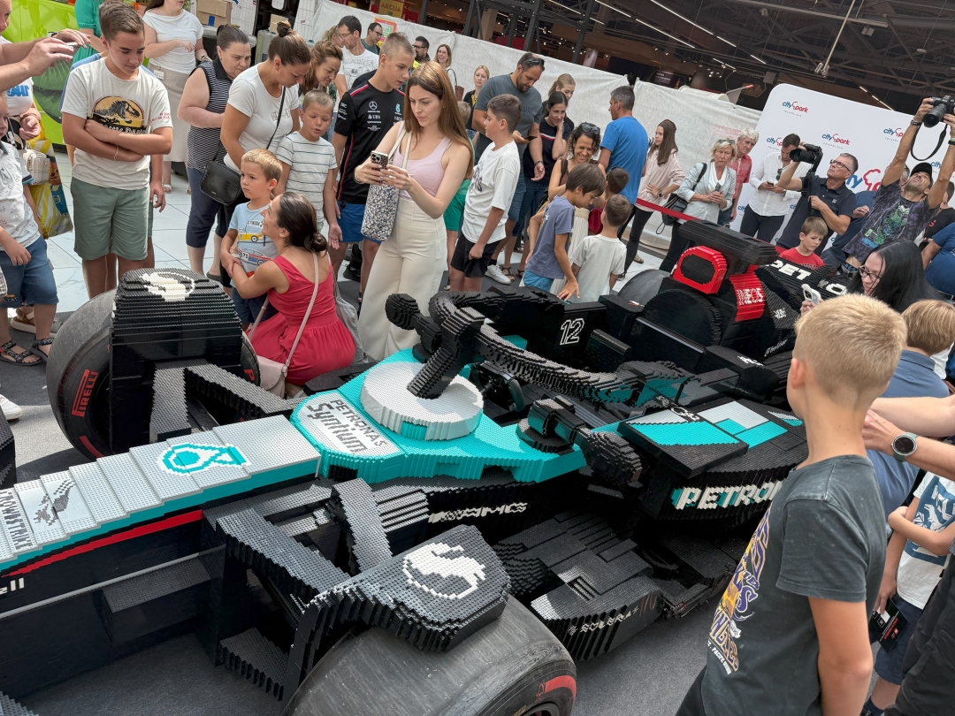 LEGO® replika dirkalnika Mercedes-AMG F1® W15 v naravni velikosti