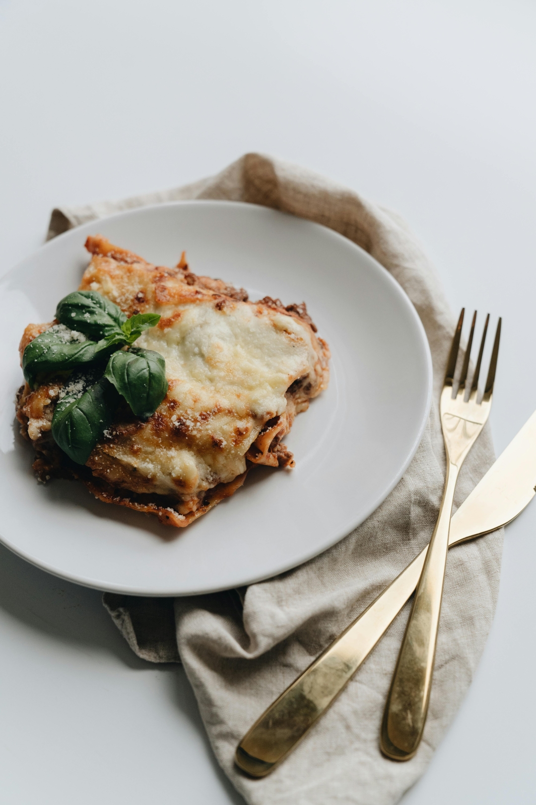 Lazanja z bučkami, scamorzo in limono je naša najljubša poletna jed. Tukaj je hiter recept