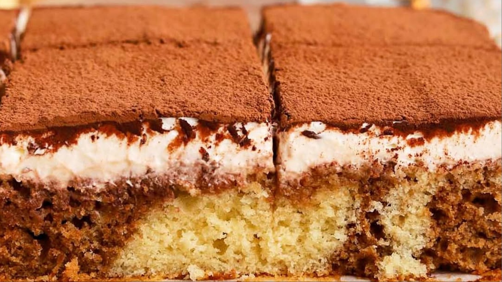Tiramisu torta: Kombinacija najbolj znane sladice in sočne torte, ki bi lahko postala vaš najljubši poletni recept
