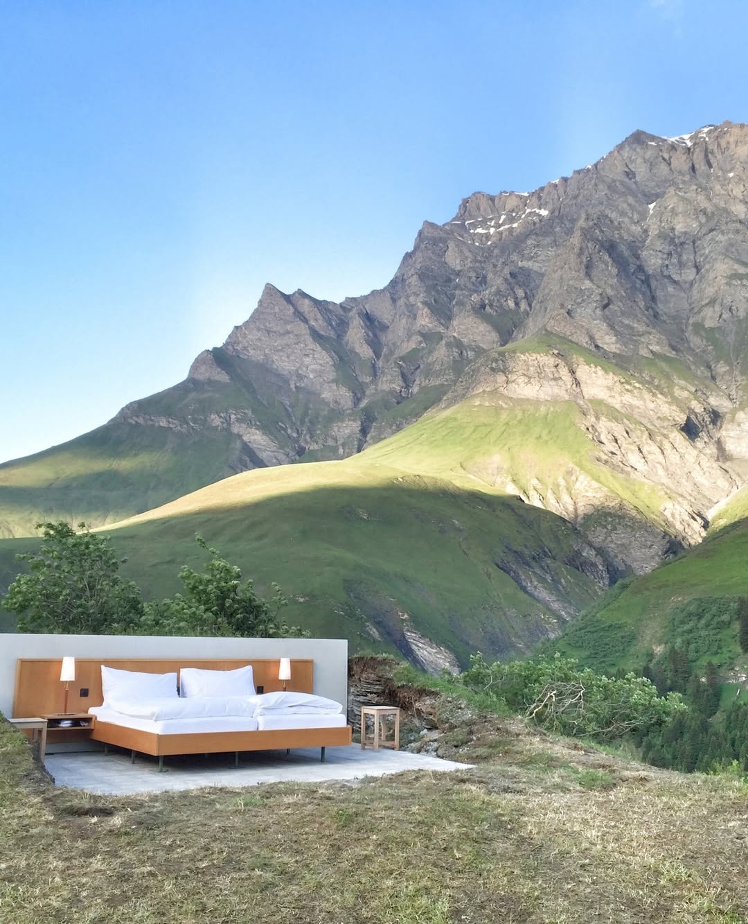 Hotel z nič zvezdicami in brez zidov ponuja spanje pod jasnim nebom švicarskih Alp