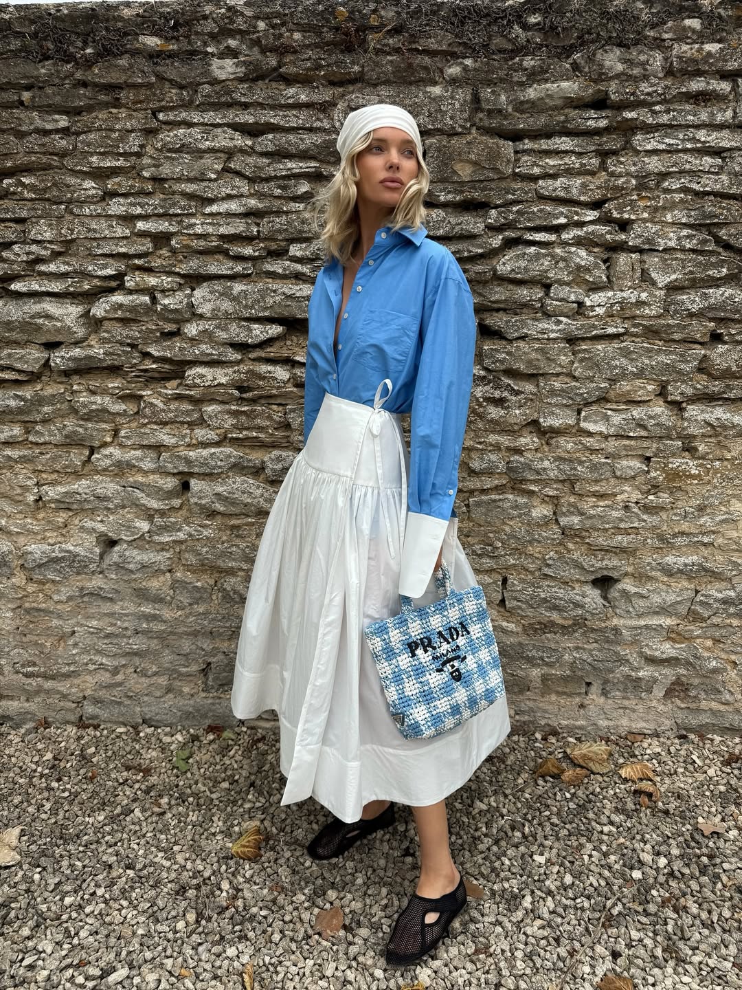Modra in bela se poleti najbolje dopolnjujeta. Imamo stilski navdih in priljubljene kose v teh barvah