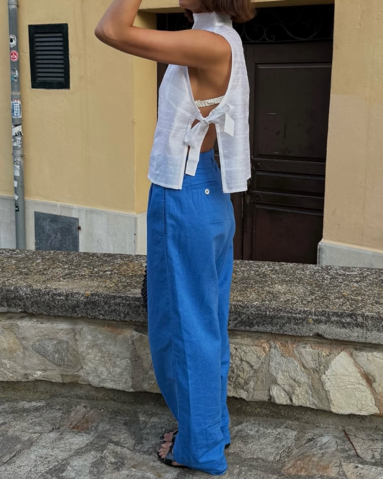 Modra in bela se poleti najbolje dopolnjujeta. Imamo stilski navdih in priljubljene kose v teh barvah