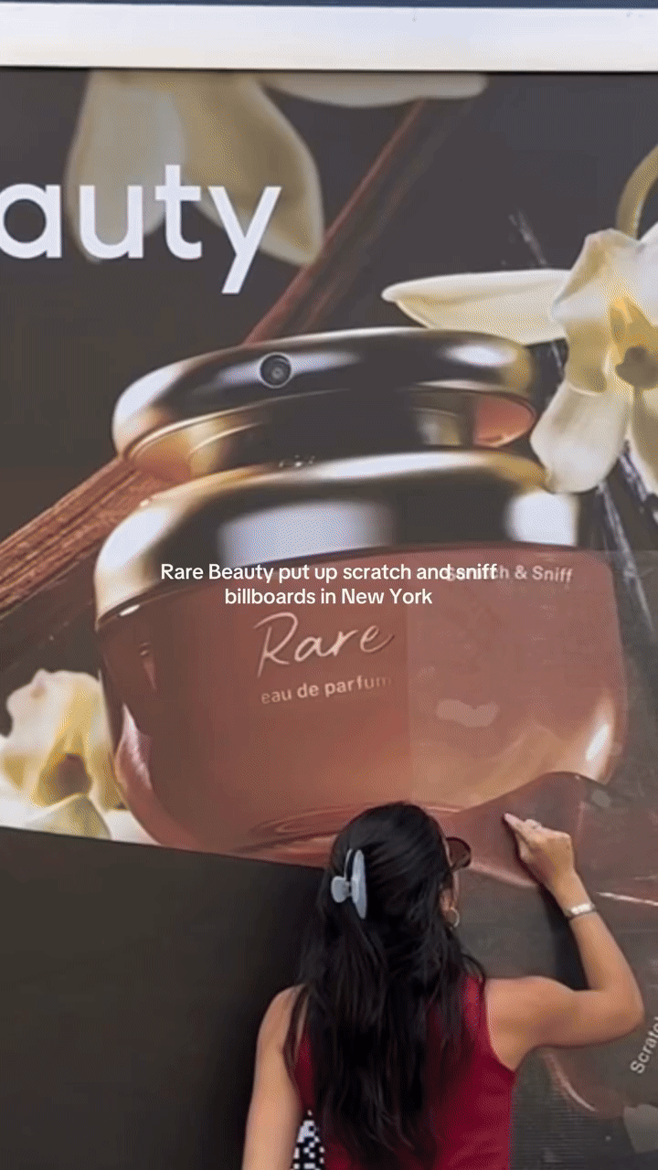 Selena Gomez in Rare Beauty bosta kmalu lansirala svoj prvi parfum – testerje je že mogoče najti na oglasnih panojih po vsem New Yorku