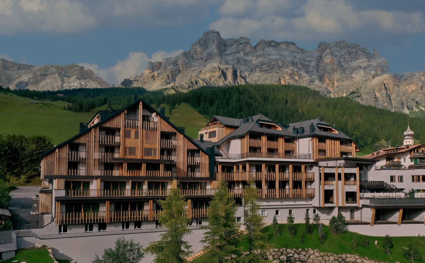 Dolomiti so to poletje priljubljena destinacija. Odkrivamo najnovejše letovišče, ki krasi to gorato regijo