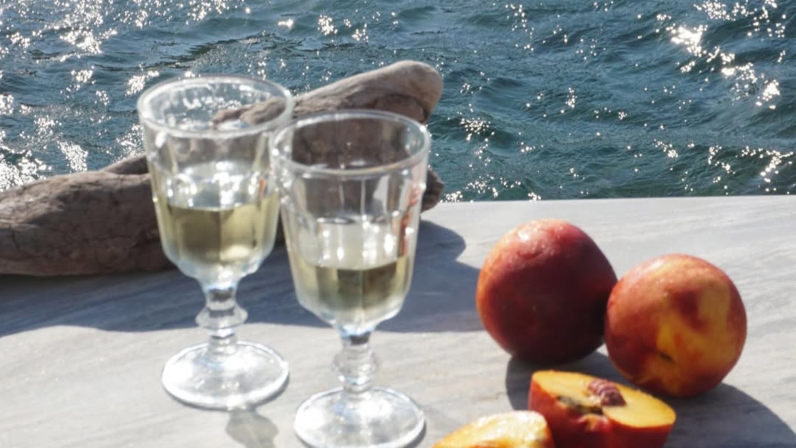 Italijani jo obožujejo – pesche al vino je najpreprostejša sladica poletja