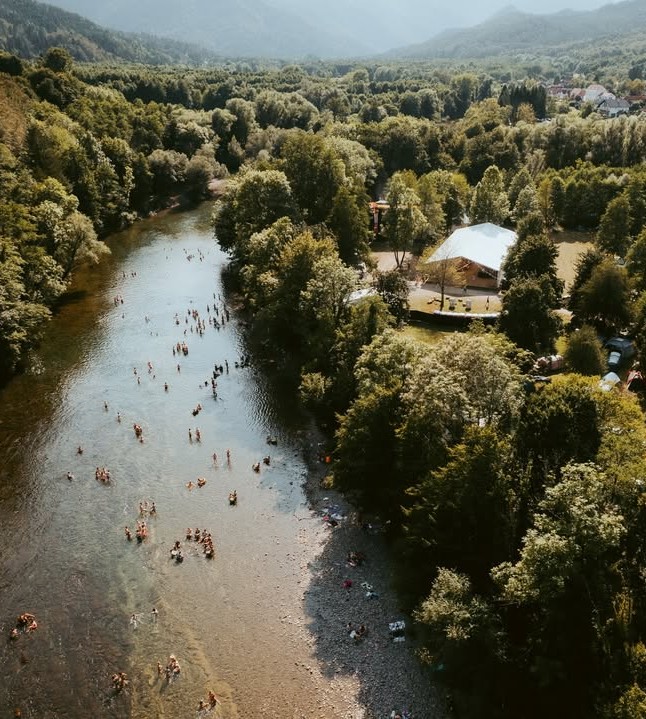 Poletni festivali v Sloveniji: Kam na najbolj vroče glasbene dogodke poleti 2025?