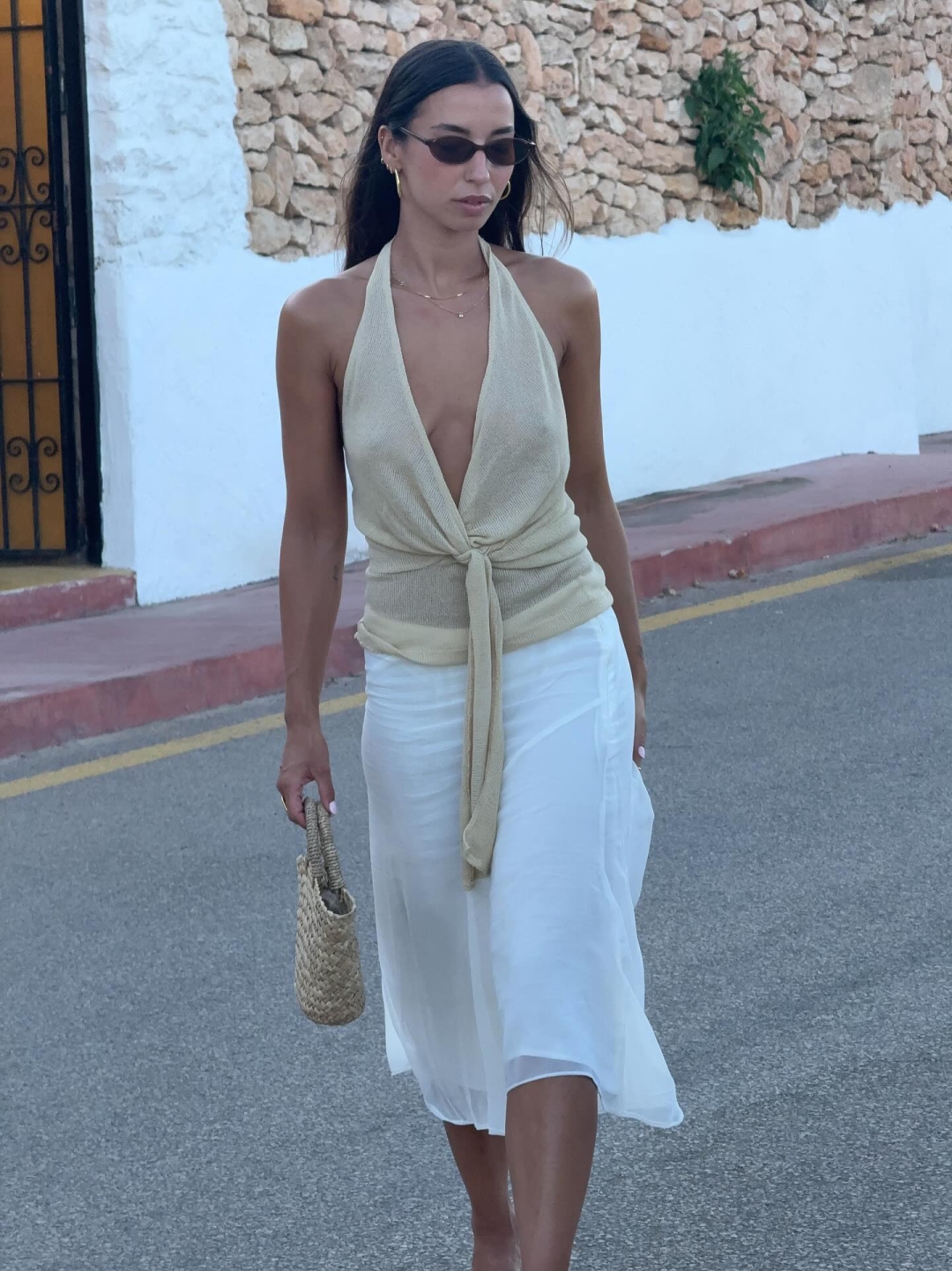 4 modni triki za poletje: Kako nositi en klasičen nedrček pod različnimi modeli poletnih topov in oblek?