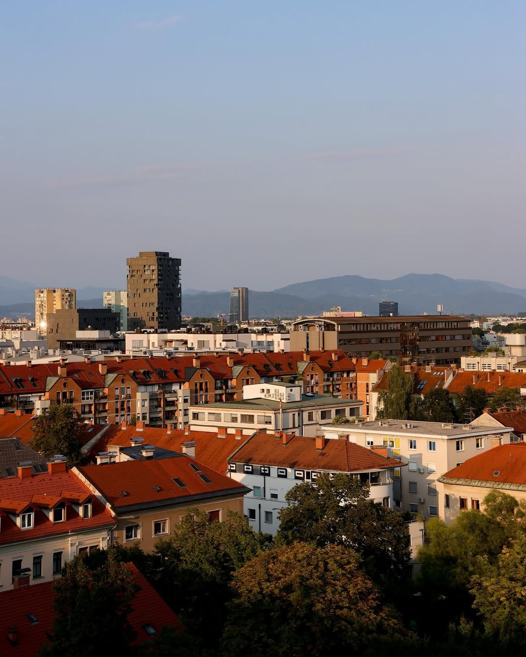 Poletni razgledi z višine: Štirje “rooftop” bari v Ljubljani, kjer ujamete najlepši sončni zahod