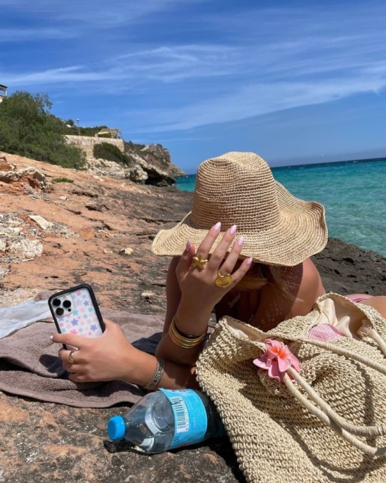 Vlažilni spreji za obraz, ki jih to sezono vsamemo s seboj na plažo