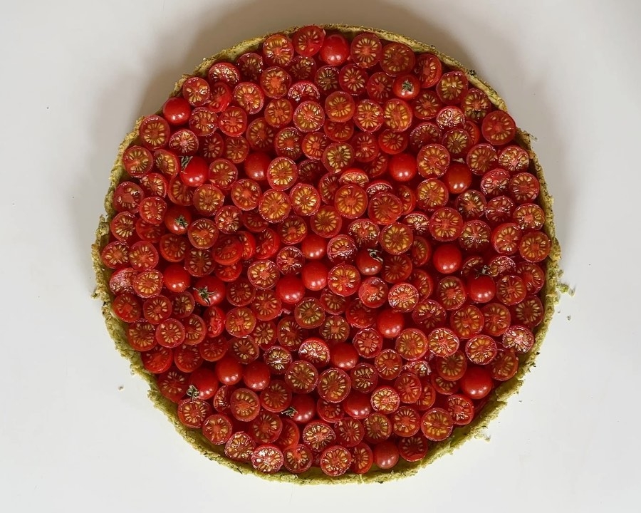 Češnjev paradižnik je zvezda te poletne pite. Tu je recept