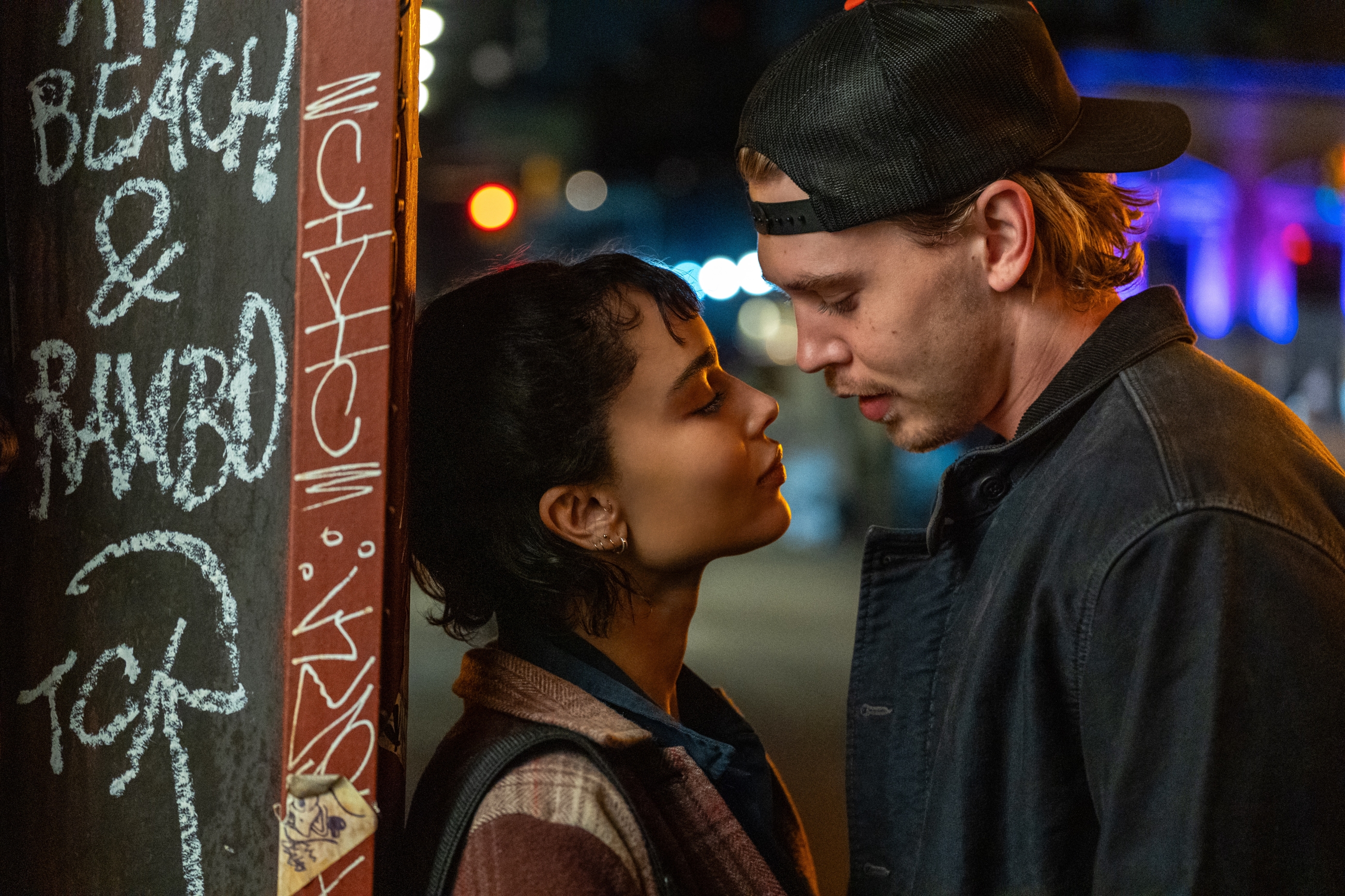 Film “Ujet pri dejanju” z Austinom Butlerjem in Zoë Kravitz si končno lahko ogledate tudi pri nas! To je triler, poln nepričakovanih preobratov