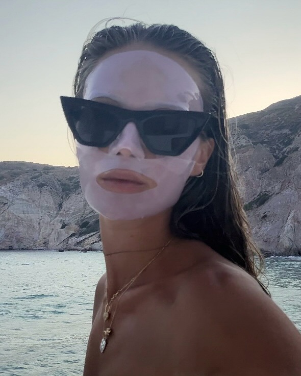 Kako pripravimo kožo obraza na jesenske dni? Retinol, kisline … Tako spremenimo svojo rutino nege kože