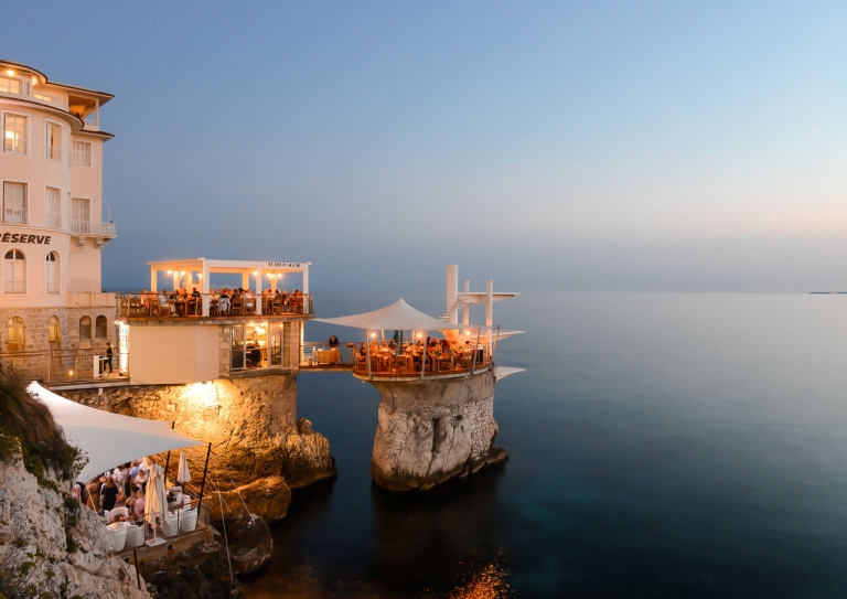Le Plongeoir: Restoran u Nici smešten na steni