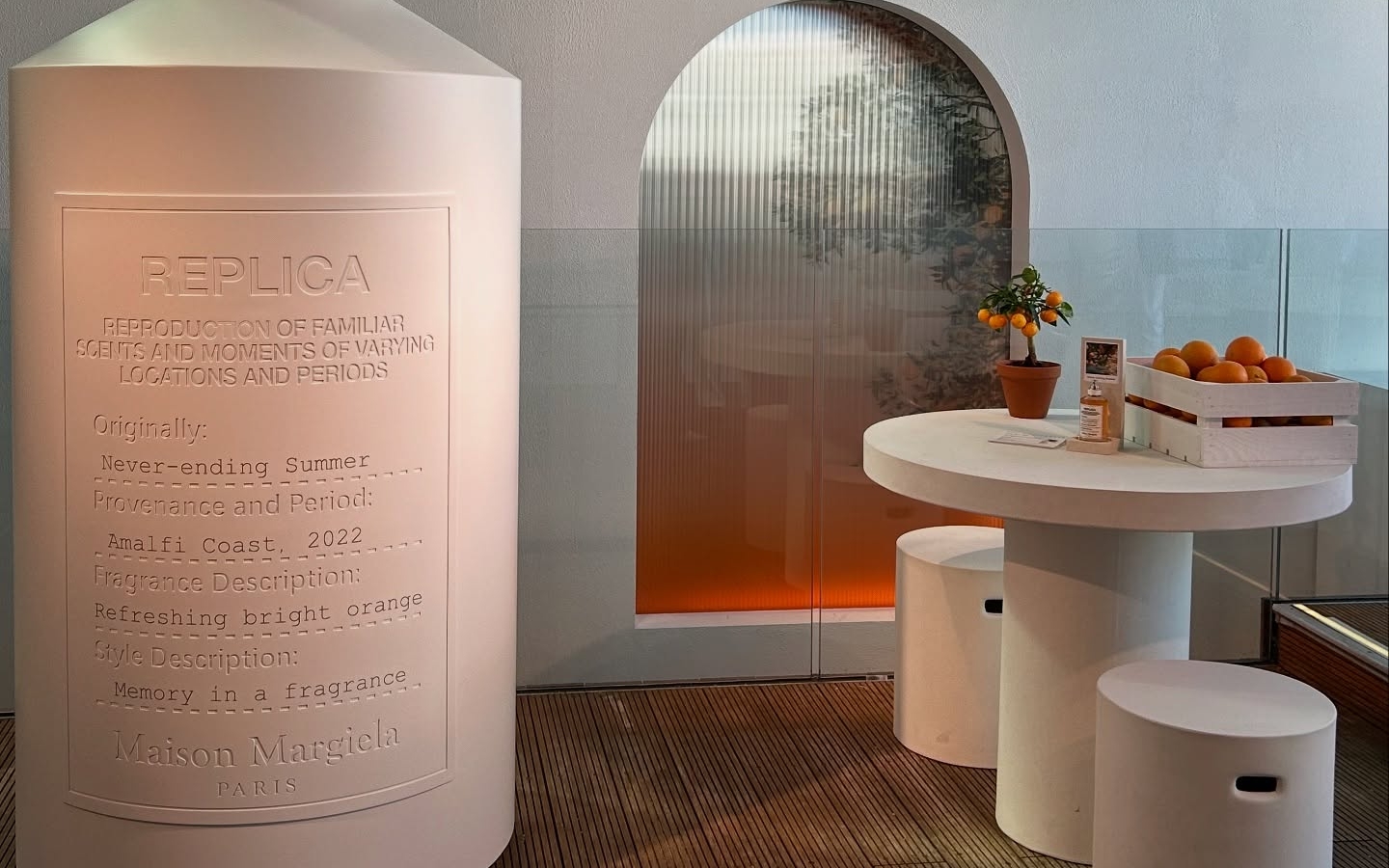 Maison Margiela ima v Amsterdamu pop-up kavarno na vrhu ikonične veleblagovnice, obišče pa jo lahko vsak