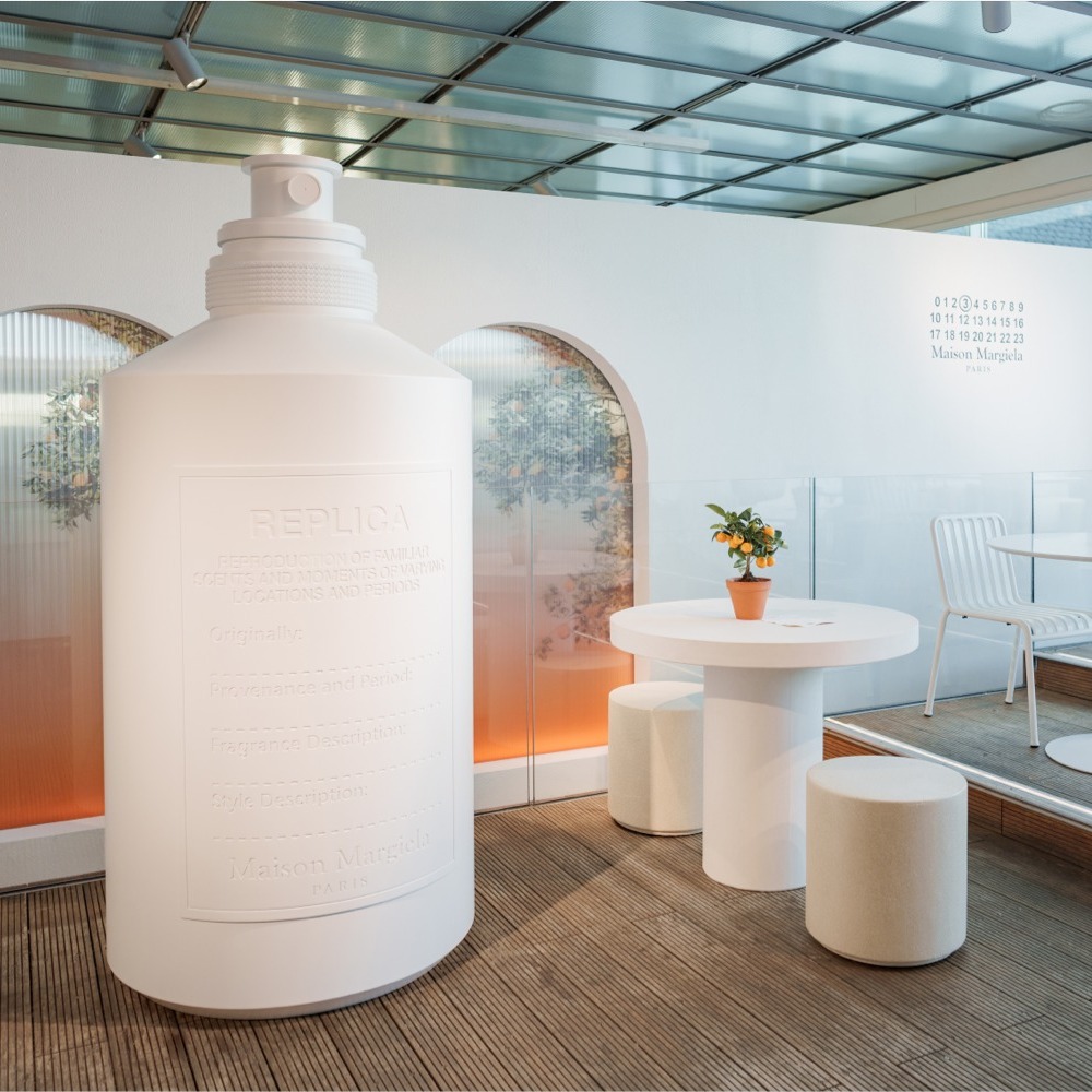 Maison Margiela ima v Amsterdamu pop-up kavarno na vrhu ikonične veleblagovnice, obišče pa jo lahko vsak