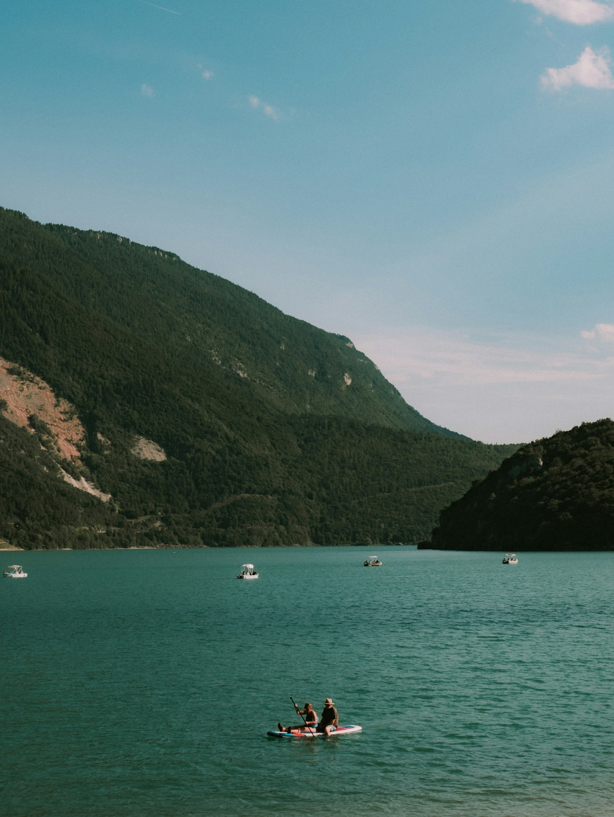Jezero Molveno mnogi smatrajo za najlepše jezero v Italiji. Ta biser v osrčju Dolomitov je vreden odkritja